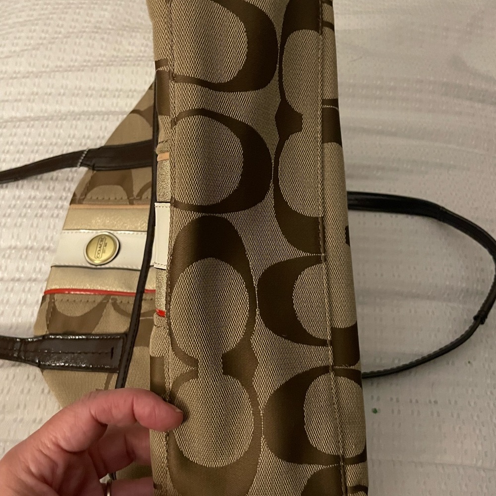 Beautiful Coach NEW WITHOUT TAGS Brown Leather Brown Bag with White Stripe - Picture 3 of 9